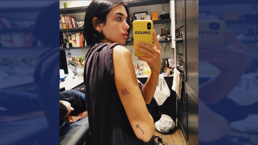 Dua Lipa tiene nuevo tatuaje