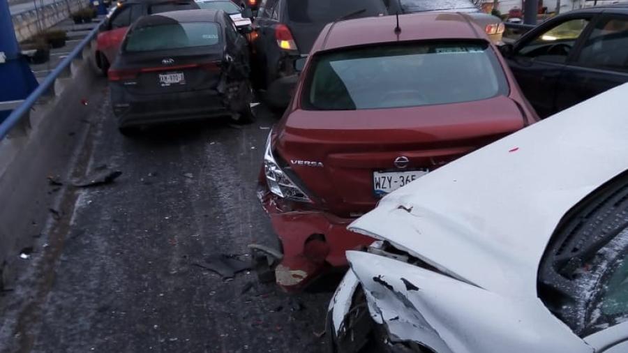 Por congelamiento y carambola, cierran libramientos y puentes