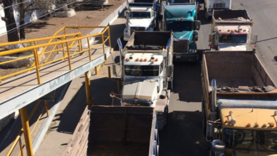 Transportistas bloquean Pemex en Durango, en protesta al 'gasolinazo'