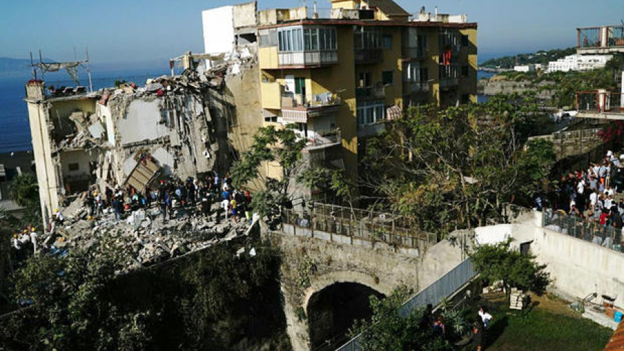 Buscan sobrevivientes tras derrumbe de edificio en Italia 
