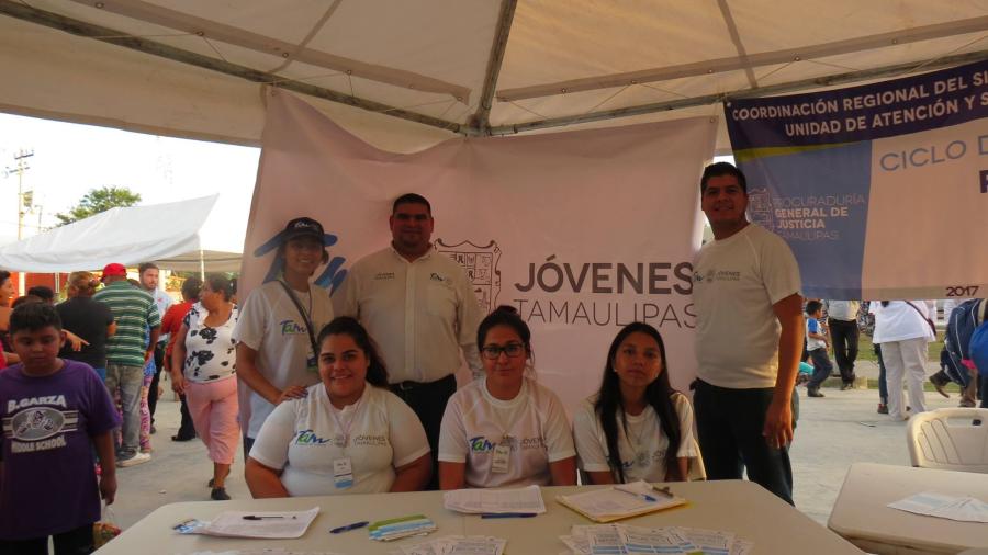 Entregan becas de ingl&eacute;s 