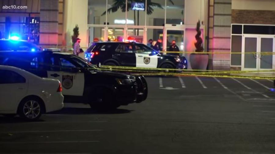 2 muertos tras tiroteo en Centro Comercial de California 