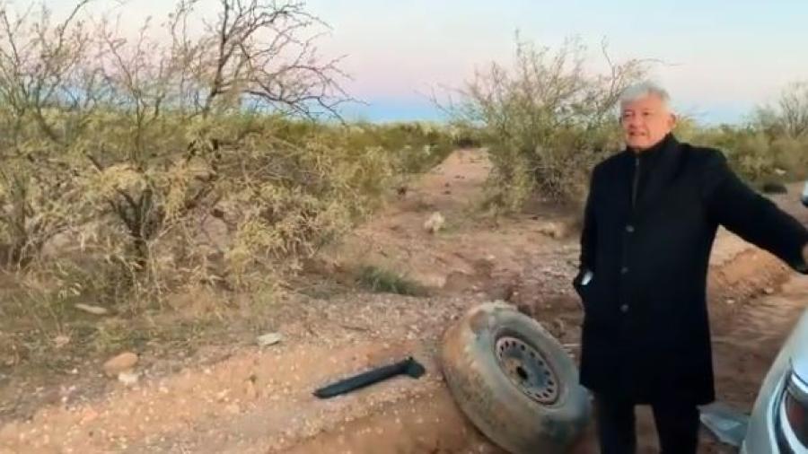 Camioneta de AMLO sufre ponchadura en camino de terracería
