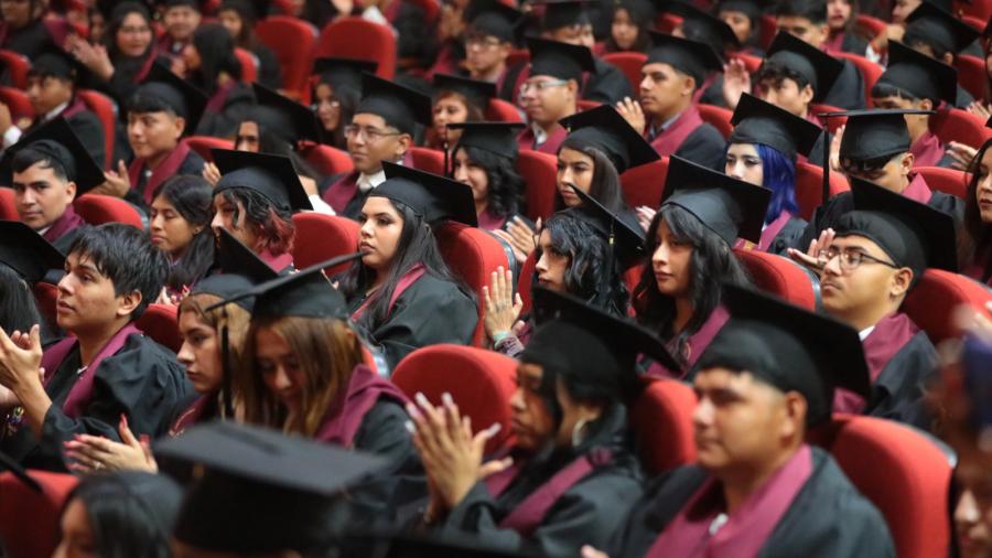 Se gradúan alumnos de la Preparatoria Técnica Manuel Gómez Morín 