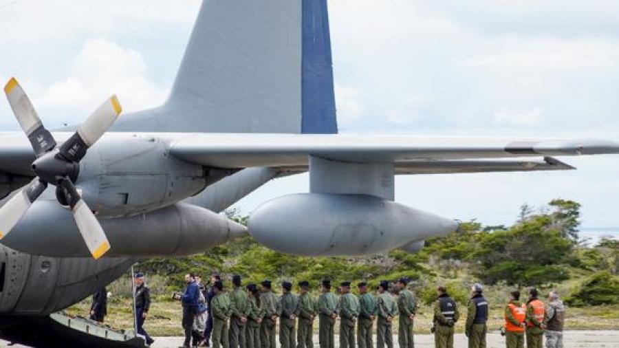 Restos de víctimas de avión chileno llegan a base militar en Puntas Arenas