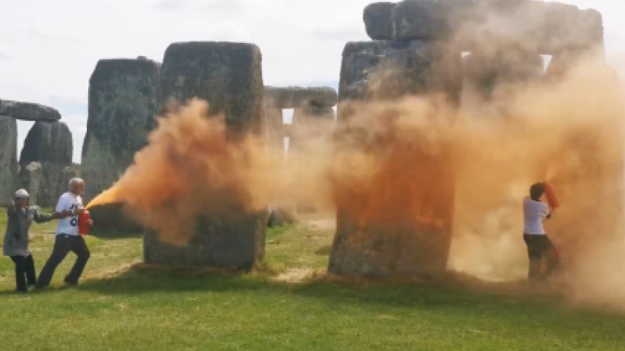  Activistas rocían pintura naranja al monumento Stonehenge