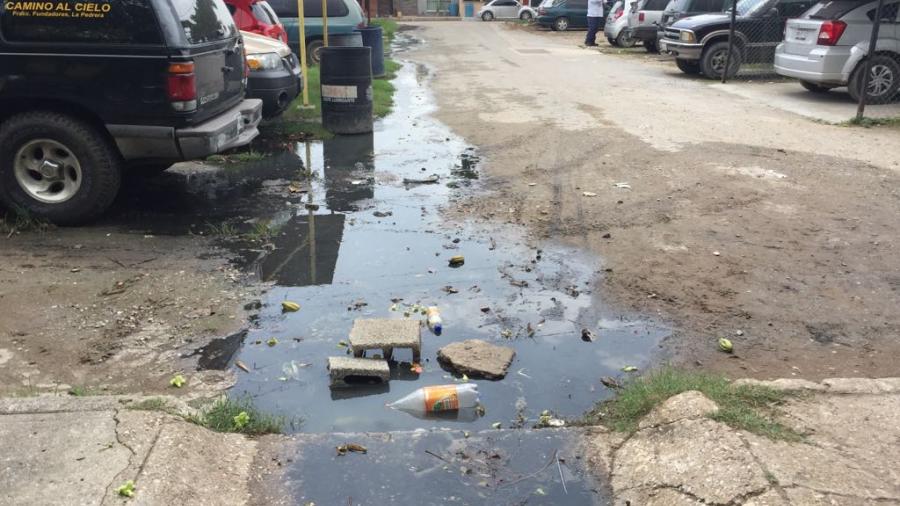 Aguas negras afectan a vecinos del fraccionamiento villas de Altamira