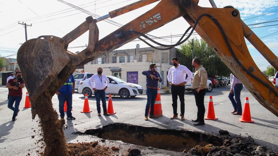 Continúa Alcalde Carlos Peña Ortiz supervisando obras de rehabilitación de redes de drenaje sanitario