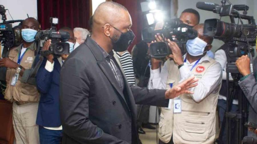 Hijo de expresidente de Angola es condenado a prisión por fraude