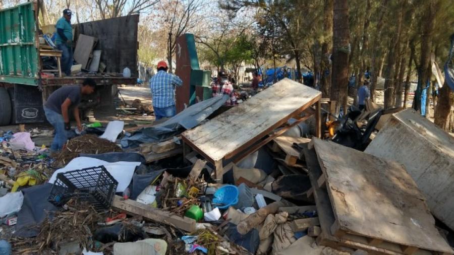 Retiran hasta 100 toneladas de desechos en el área que ocuparon los migrantes