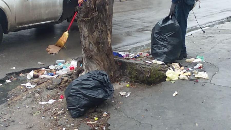 Solicita Gobierno Municipal evitar arrojar basura a la vía pública