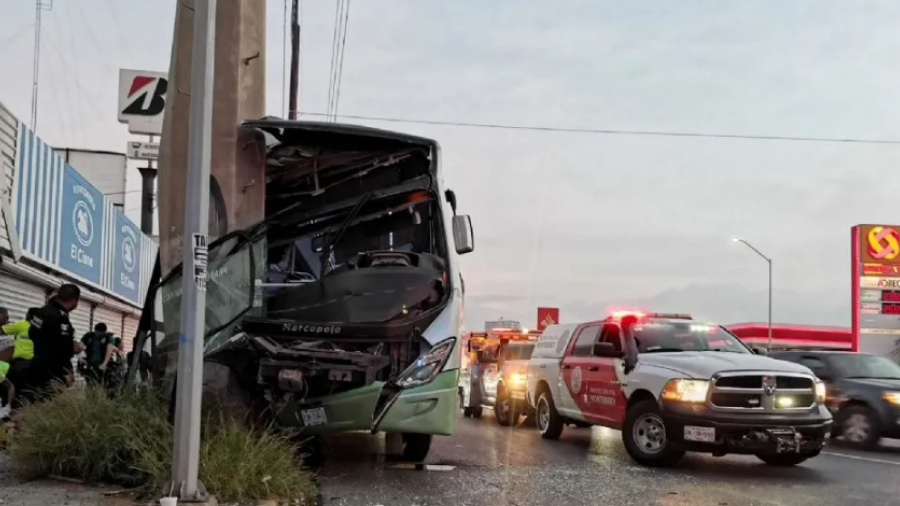 Chofer se queda dormido y se impacta en torre de alta tensión en NL; Deja al menos 22 heridos