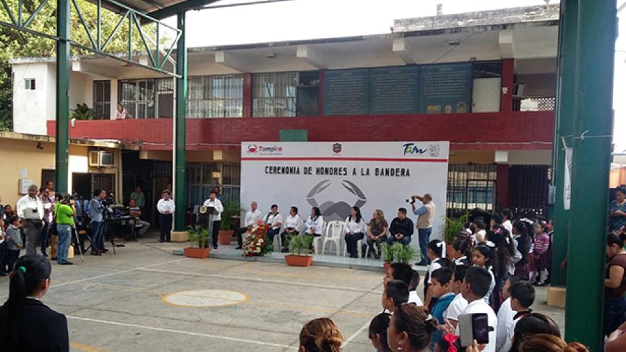 Alcaldesa encabeza asamblea en escuela primaria