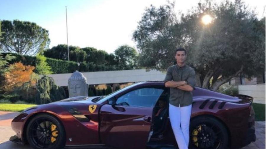 CR7 presume su nuevo Ferrari, edición limitada 