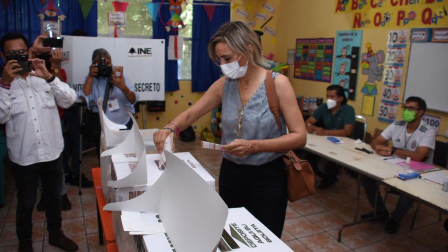 Acude Pilar Gómez a votar; dijo respetará resultados de la elección