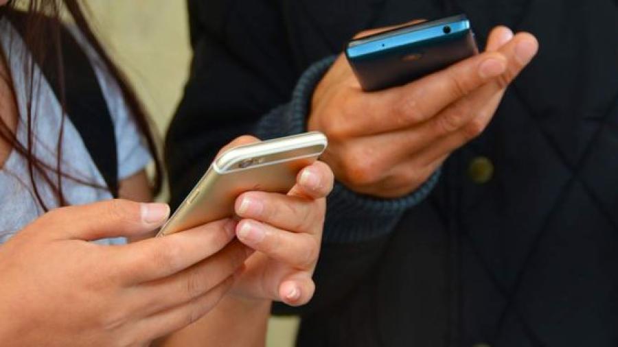 Prohibirá Francia a estudiantes uso de celulares en colegios