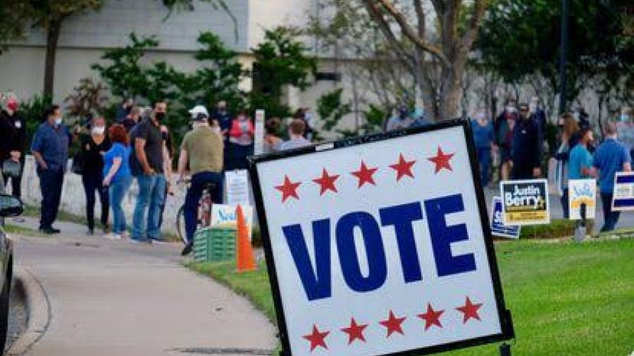 Apoyan a personas con discapacidad a votar