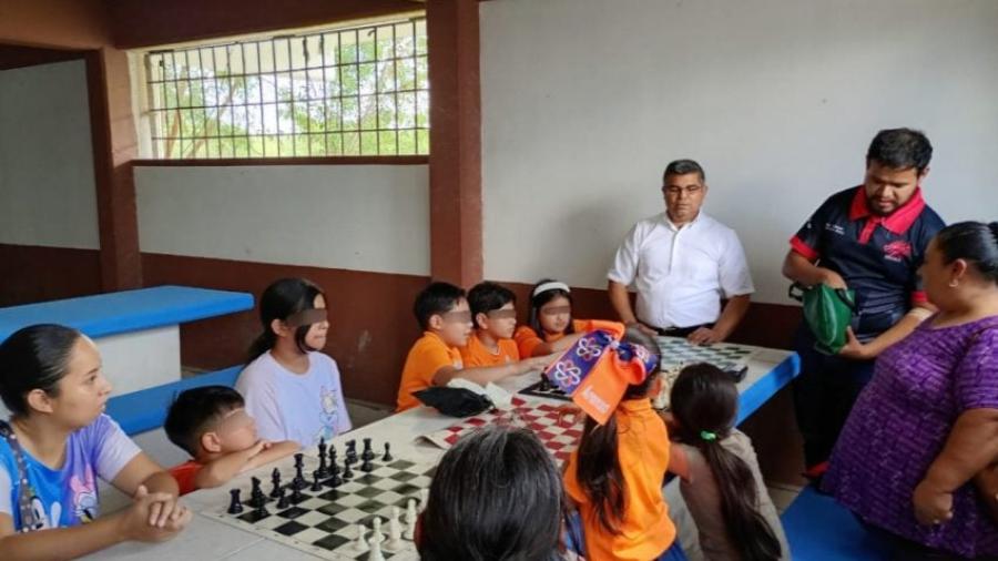 Practican adolescentes en externamiento ajedrez y boxeo