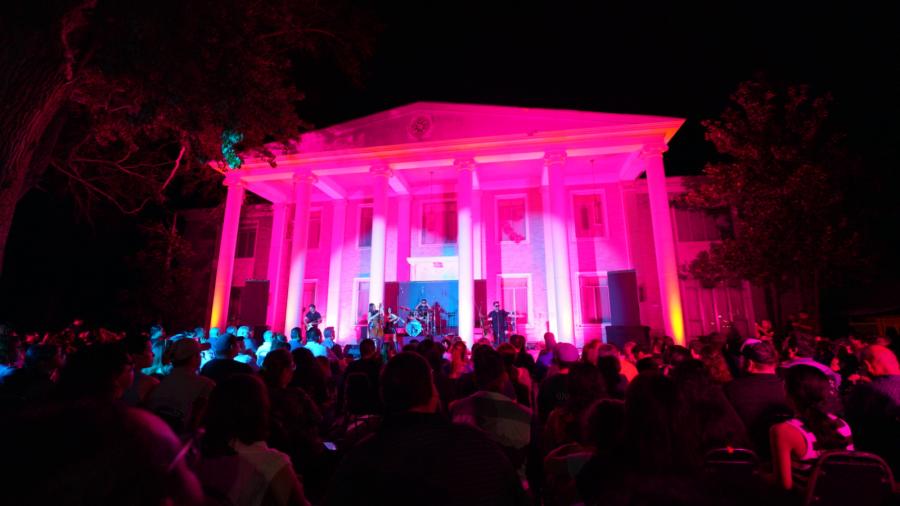 Disfrutan familias gran concierto de cuerdas en casa Longoria