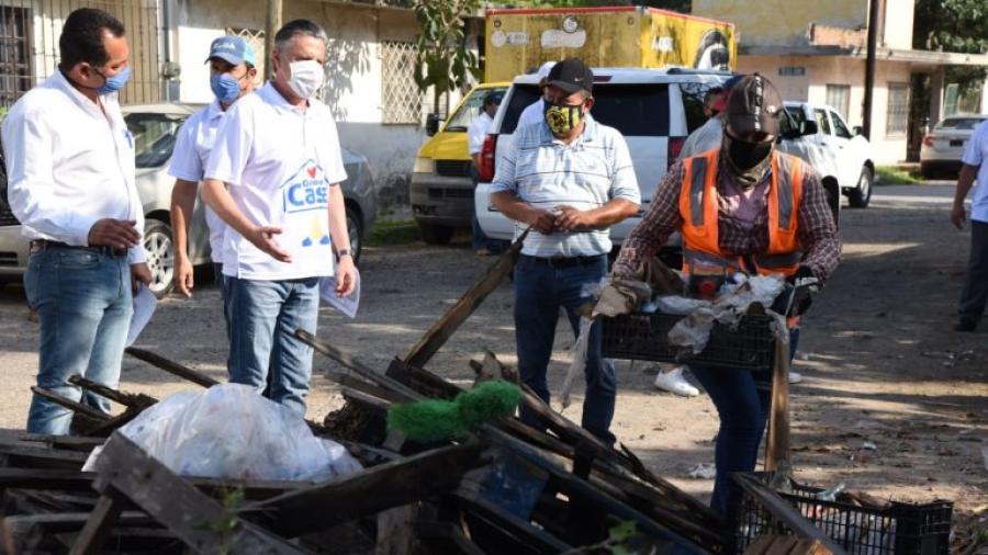 Va Chucho Nader casa por casa, entrega despensas y limpian colonias