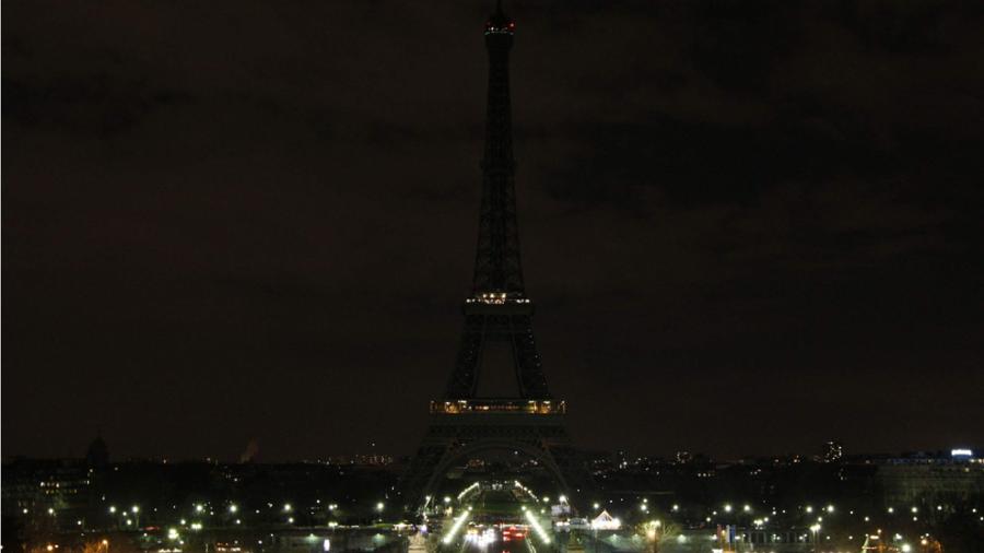 Torre Eiffel se apagará en homenaje a victimas de atentado en Rusia