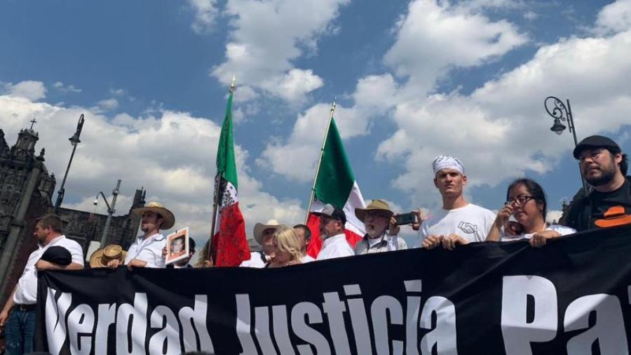 Caminata por la Verdad, la Paz y la Justicia llega al zócalo; son agredidos por simpatizantes de Amlo