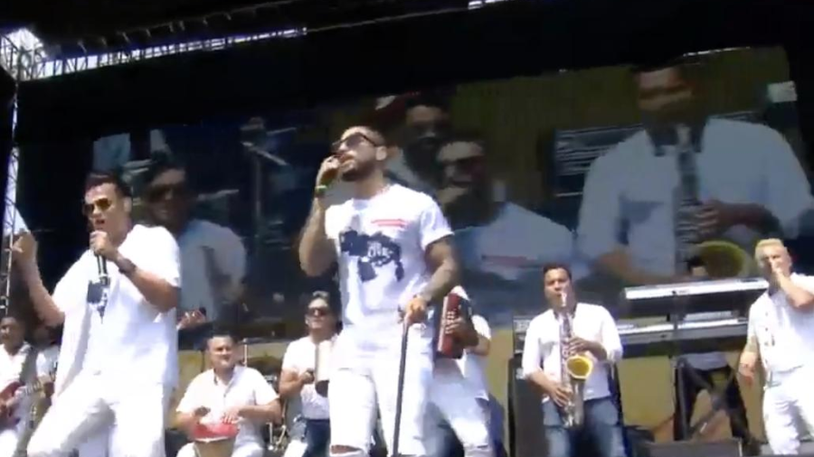 Maluma y su bastón acaparan la atención en el Venezuela Aid Live