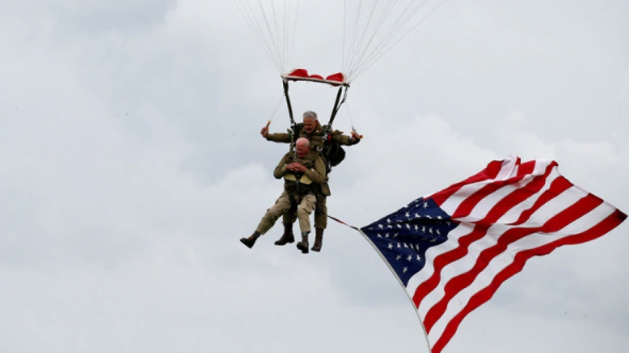Veterano de 97 años recrea su salto por aniversario del “Día D”