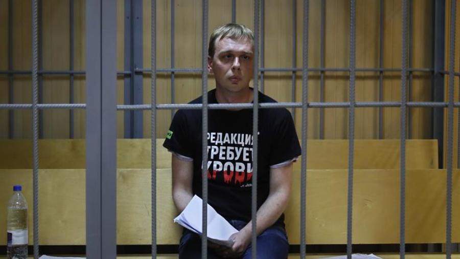 Liberan y retiran cargos a periodista ruso