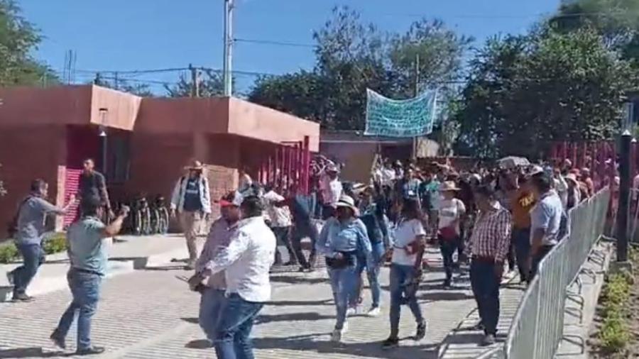 Maestros de Guerrero interrumpen en centro Teletón; buscan dialogo con AMLO 