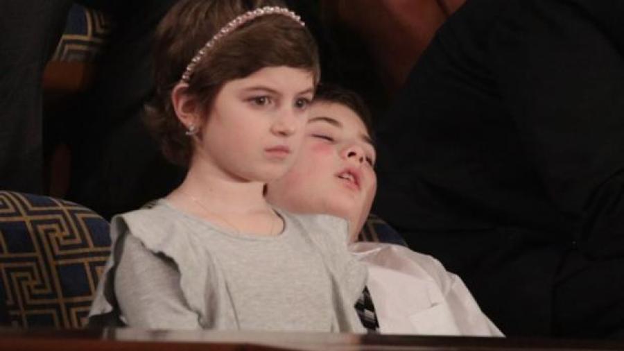 Niño se queda dormido durante discurso de Trump