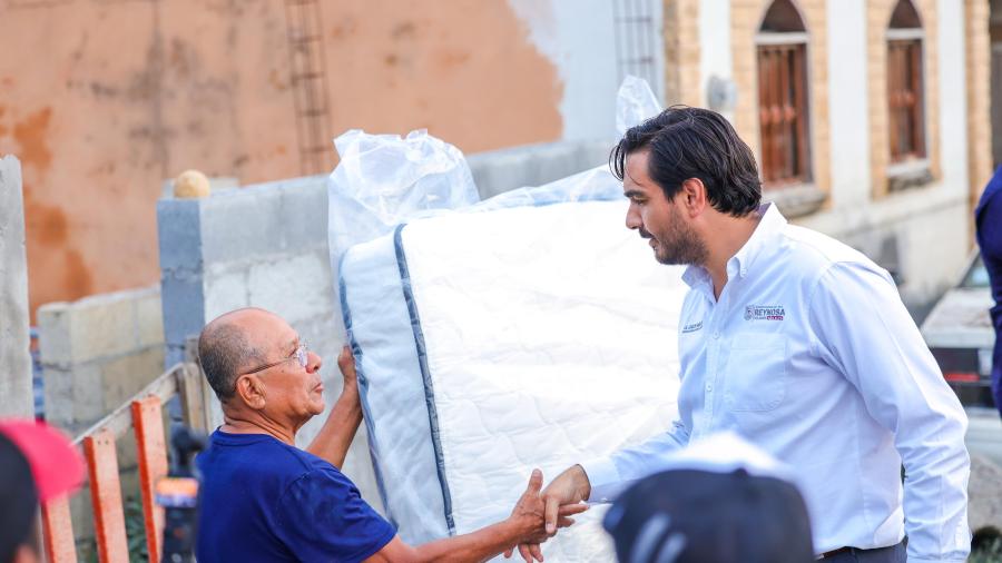 Entregó Carlos Peña Ortiz colchones y estufas a familias afectadas por lluvias 