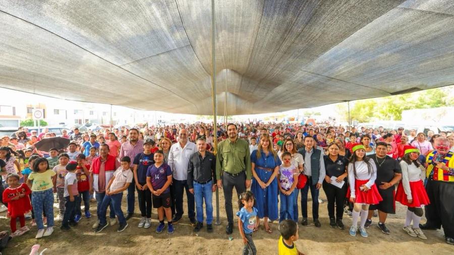 Entreg&oacute; Carlos Pe&ntilde;a Ortiz regalos navide&ntilde;os con la Senadora Maki Ortiz en Terranova