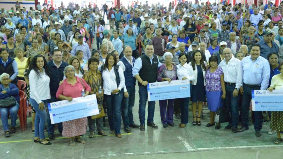 Entregan apoyos a adultos mayores