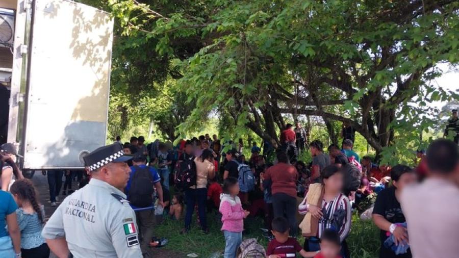 Rescatan a 148 migrantes abandonados dentro de tráiler en Veracruz