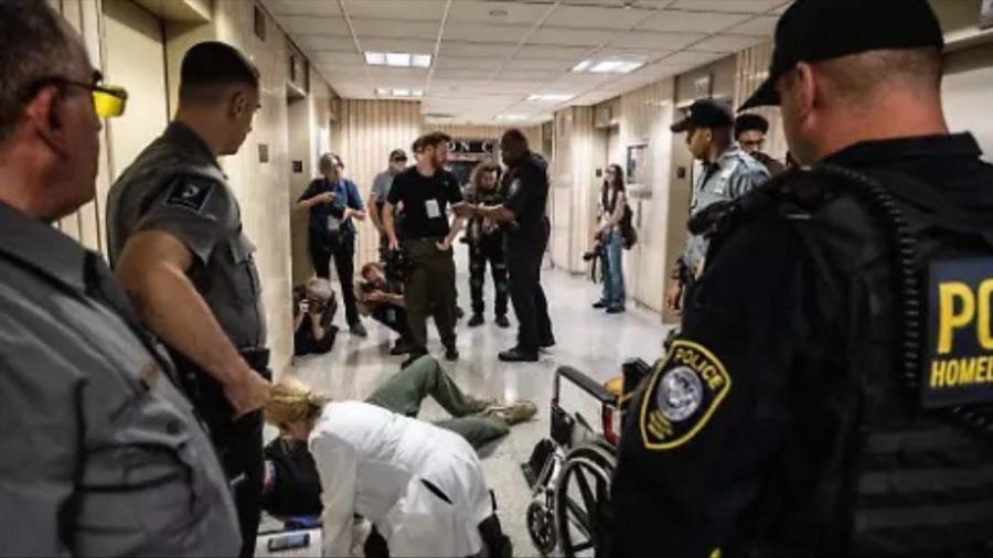 Periodista hospitalizado tras ser empujado por agentes del ICE en Nueva York