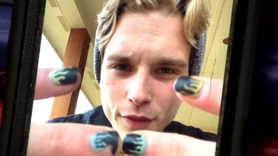 Suspenden a alumno por pintarse las uñas