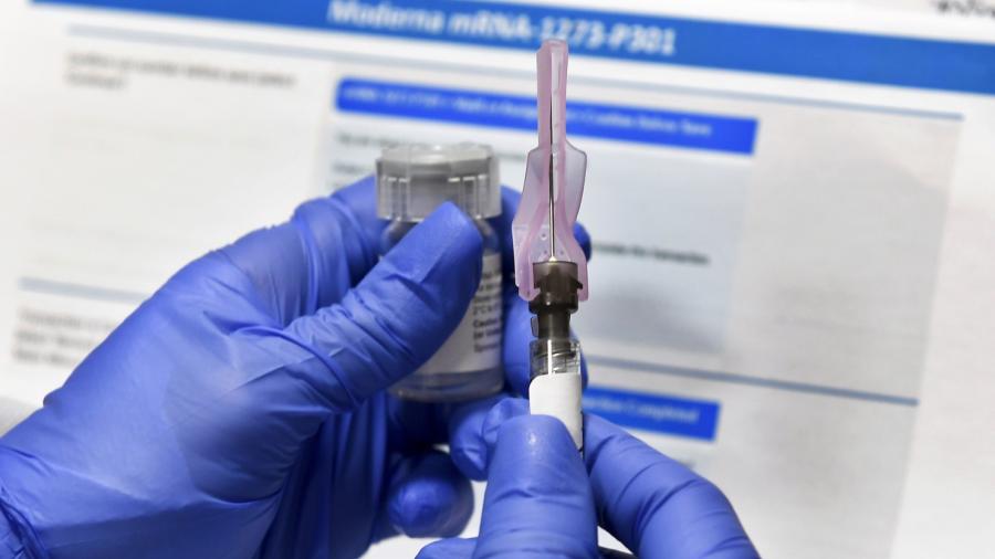 Contra futuras variantes, la UE negocia compra de mil 800 millones de vacunas anticovid