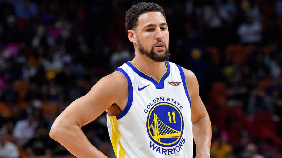 Klay Thompson recibe ánimos por parte de sus colegas de la NBA