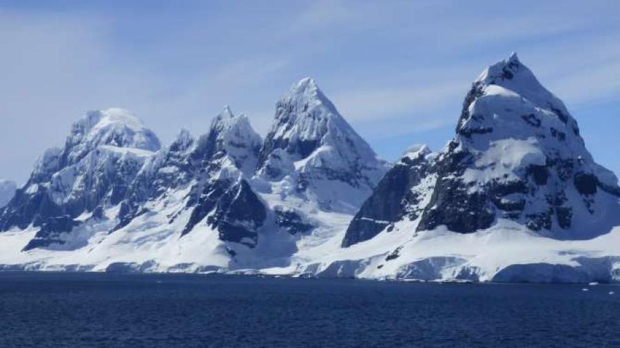 ¿Nuevas inundaciones? Descubren agujero bajo el hielo de la Antártida