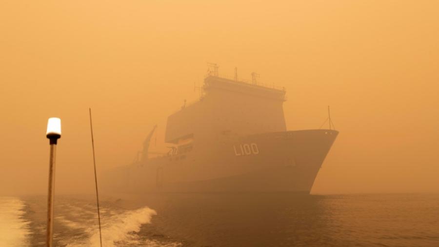 Rescatan por mar miles de personas atrapadas por incendios en Australia