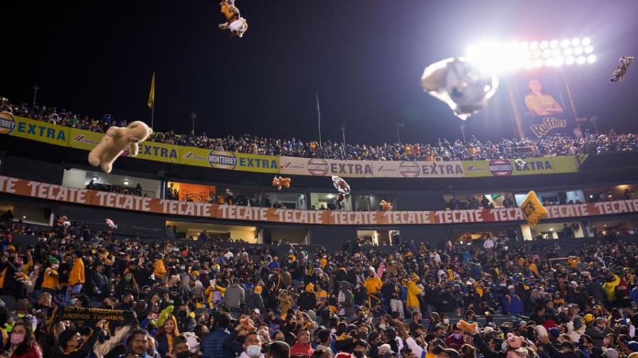 Afición de Tigres Femenil avienta peluches a la cancha para ayudar a niños de escasos recursos