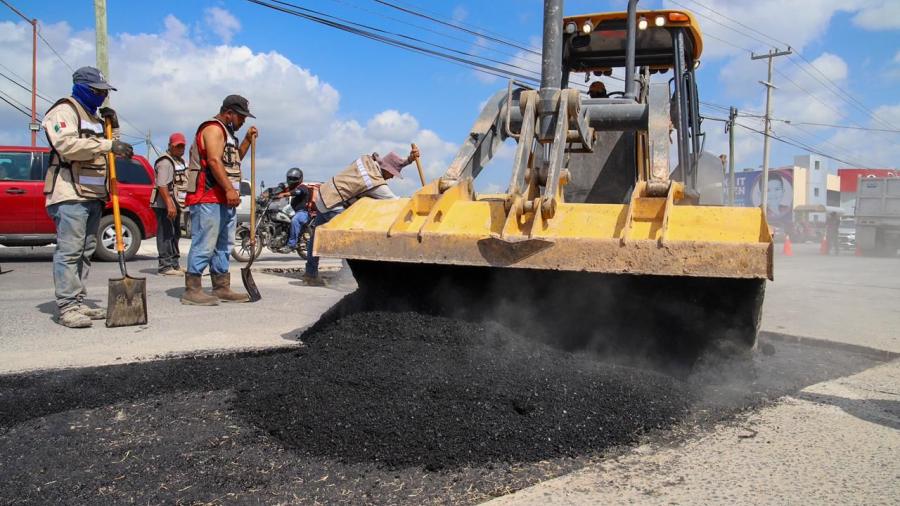 Destina Ayuntamiento 80 toneladas de asfalto en colonia Vista Hermosa 