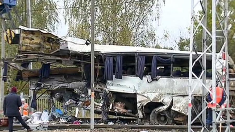 Choque entre un tren y un autobús deja al menos 19 muertos