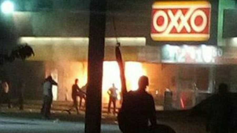 Incendian OXXO en Michoacán, CNTE se deslinda