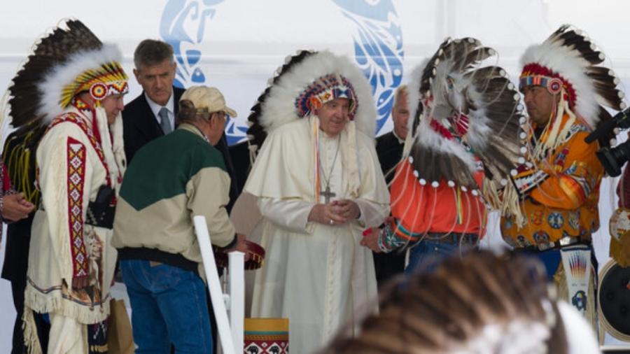 El Papa se disculpa por abusos cometidos contra niños indígenas 