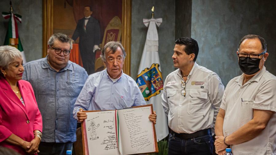 Firma libro de visitantes distinguidos el poeta Francisco Javier Estrada Arriaga
