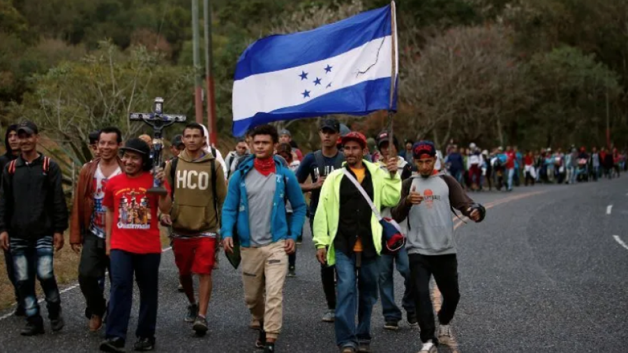 Caravana migrante se acerca a la frontera de Guatemala con México 