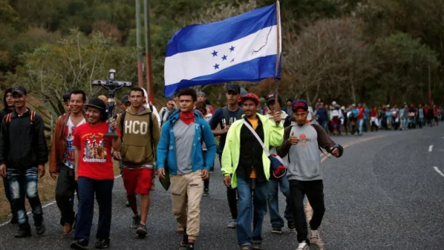 Caravana migrante se acerca a la frontera de Guatemala con México