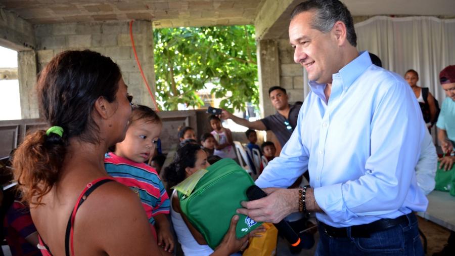 Adrián Oseguera comprometido con la educación